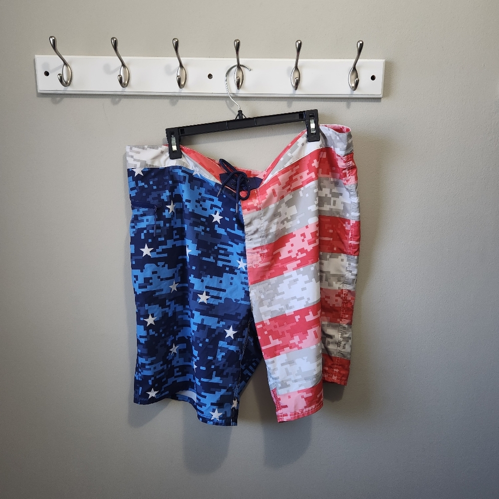 Vineyard Vines Size 42 American Flag Cameo Swim Trunks